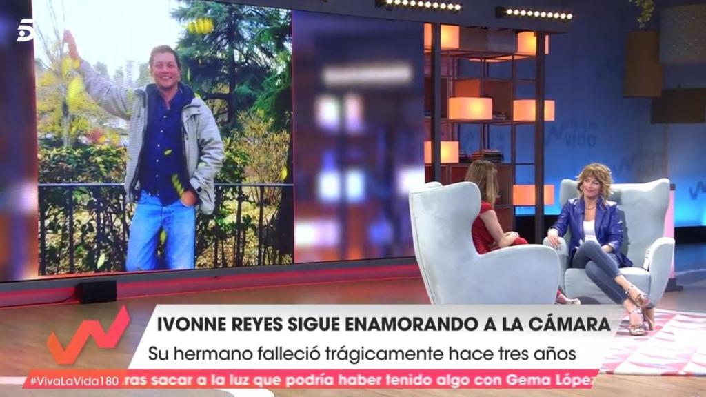 Ivonne con la imagen de su hermano fallecido en la pantalla.