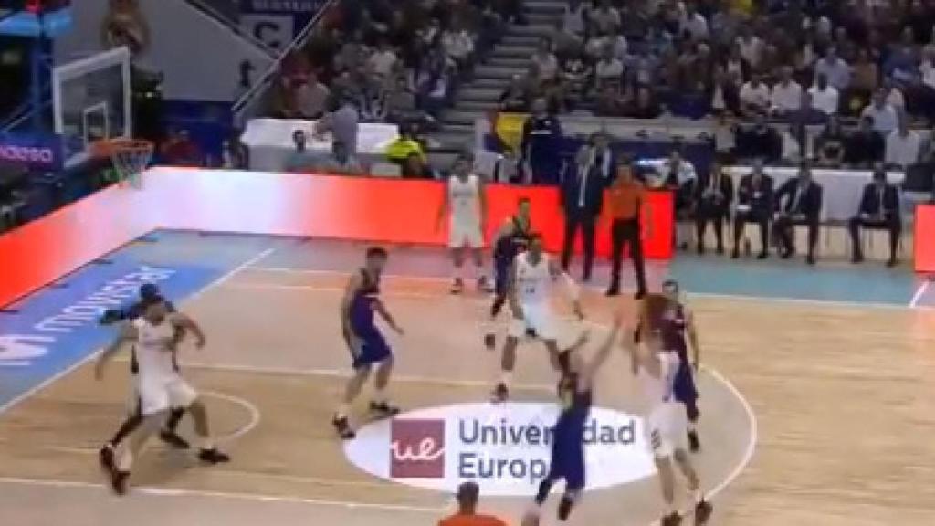 Carroll y su idilio con el triple: así rompe la defensa del Barcelona