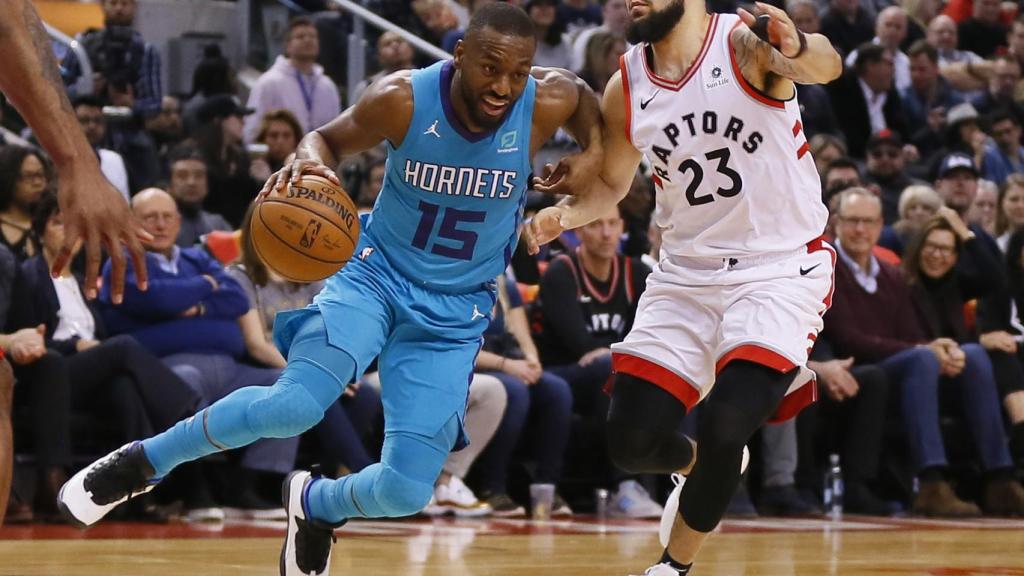 Kemba Walker intenta superar a Fred Van Vleet