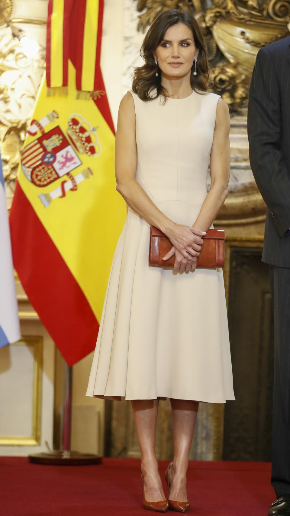 El vestido sobrio en color crema de la Reina.