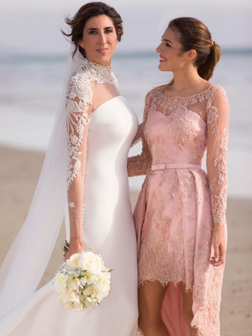 Paz Padilla y su hija Anna, vestidas de Alejandro de Miguel.