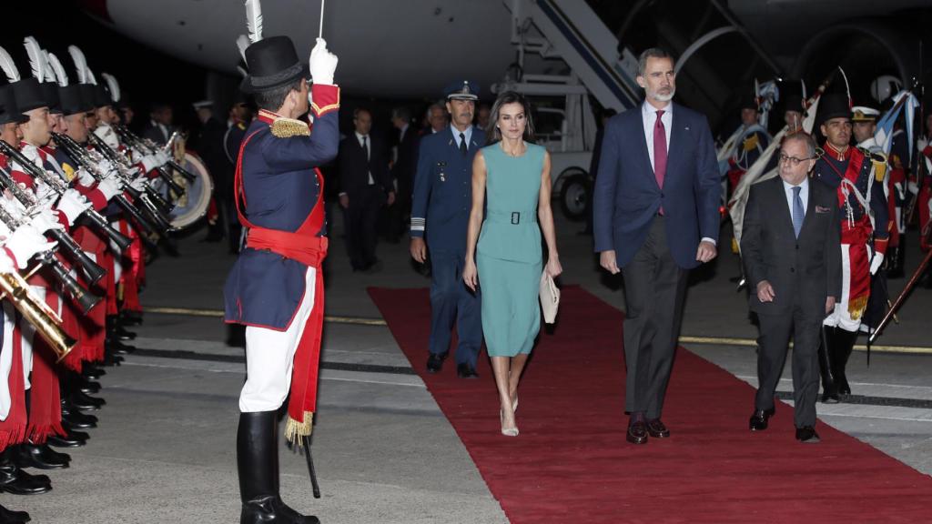 Recibimiento a los Reyes en el aeródromo de Buenos Aires.
