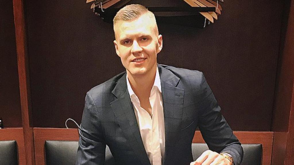 Kristaps Porzingis, en el vestuario. Foto: Twitter (@kporzee)