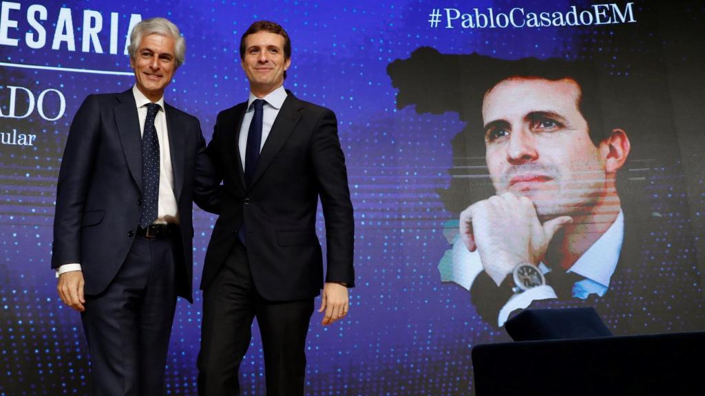 El presidente del PP, Pablo Casado, junto a Adolfo Suárez Illana.