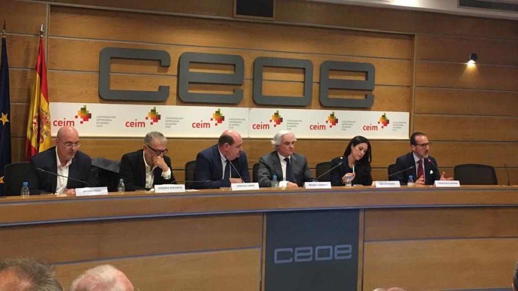 Participantes de la primera mesa redonda del encuentro.