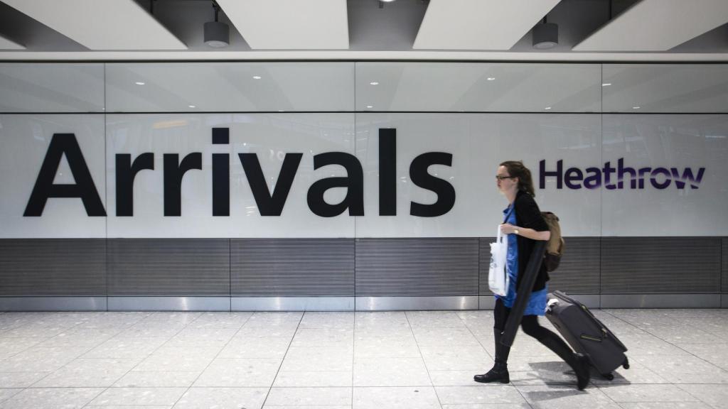 Puerta de llegadas en el aeropuerto londinense de Heathrow