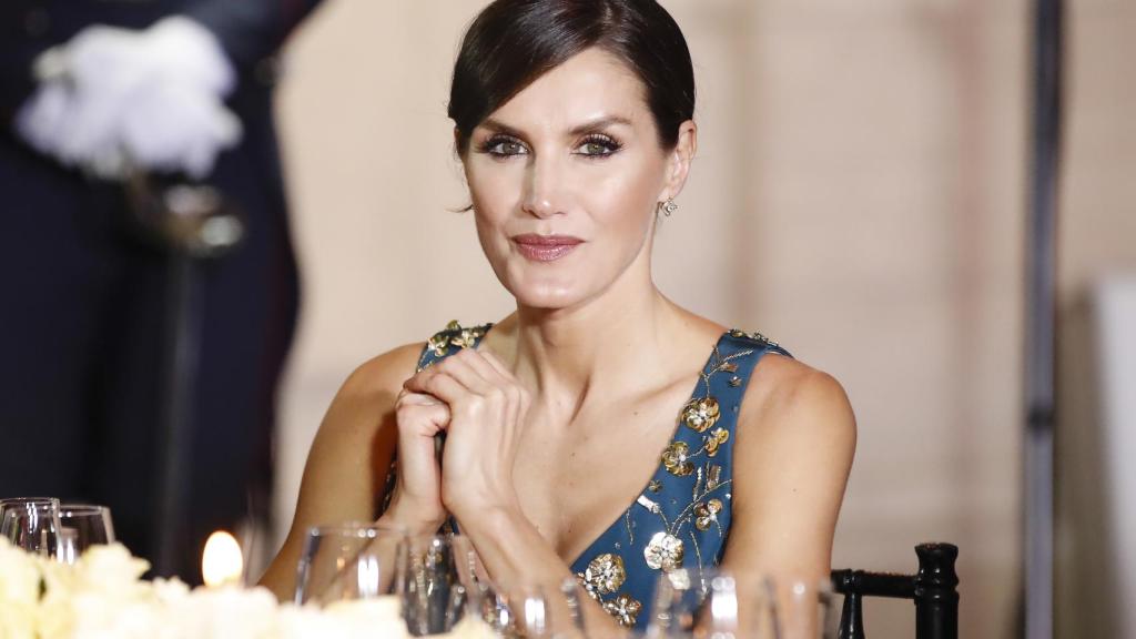 La reina apostó por detalles muy patriotas pero sin perder la elegancia de la cita.