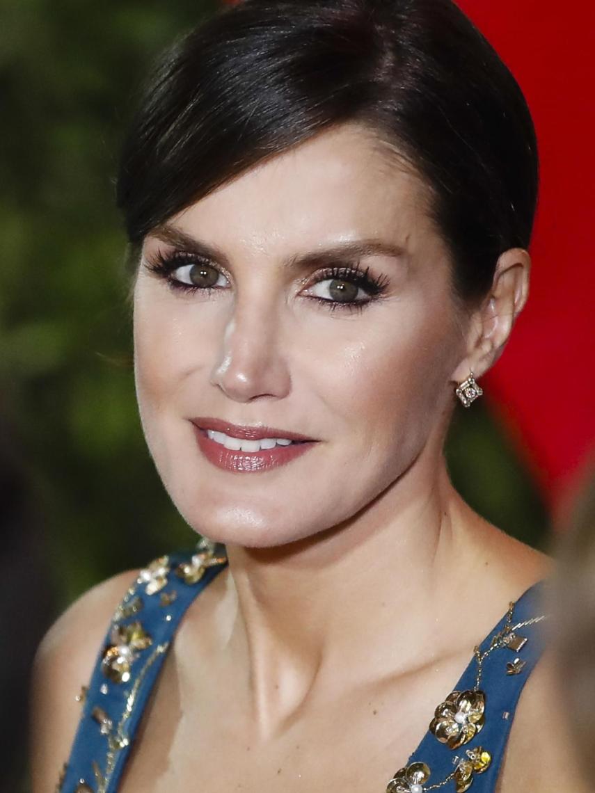 Detalle de los pequeños pendientes para no deslucir el estilismo al completo.