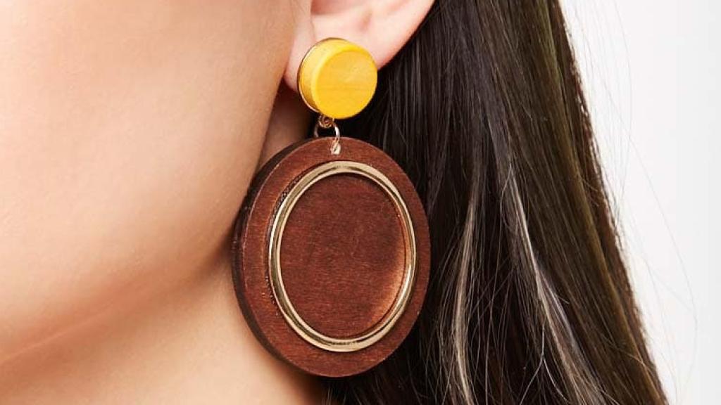 Detalle de los pendientes de madera de Forever 21.