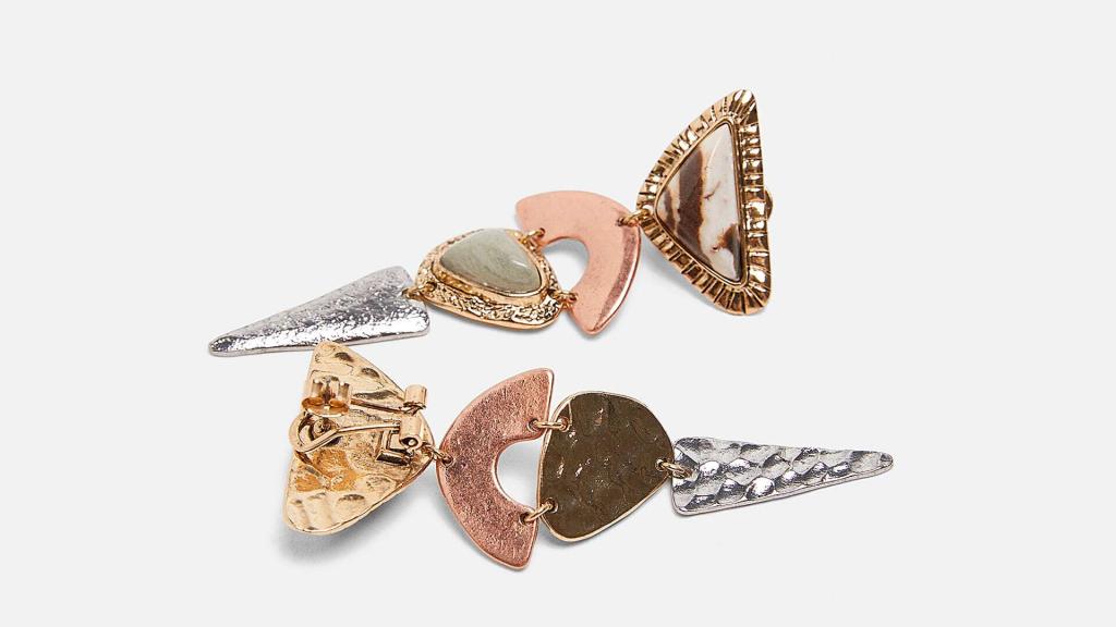 Los pendientes de Zara a base de metal y piedras.