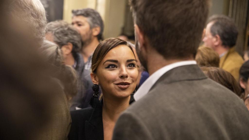 La cantante miraba así de embelesada a su pareja.