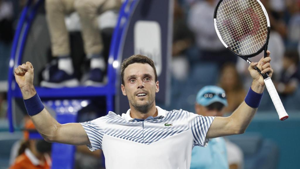 Roberto Bautista celebra su victoria contra Djokovic en Miami