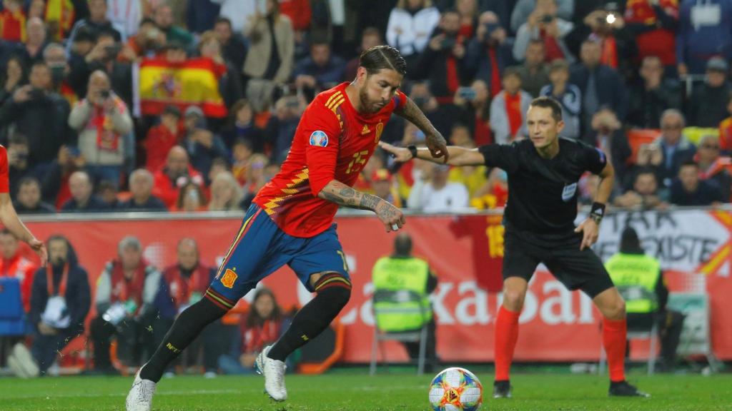 Sergio Ramos, antes de anotar el penalti ante Noruega