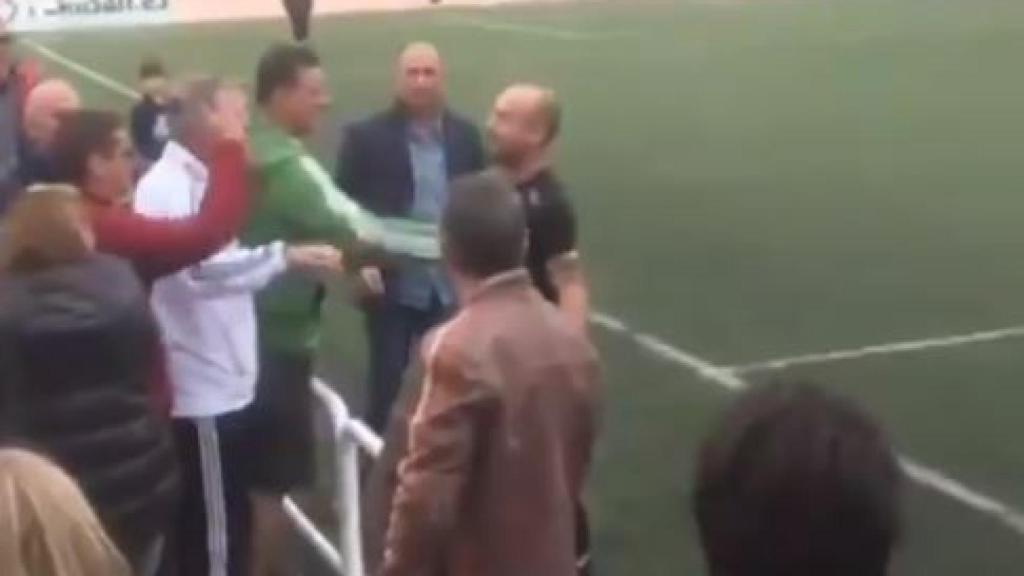 Un árbitro se encara con la grada tras recibir insultos durante todo el partido