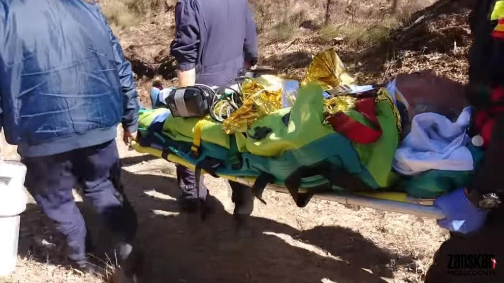 Jesús Calleja siendo trasladado por el equipo médico al helicóptero.