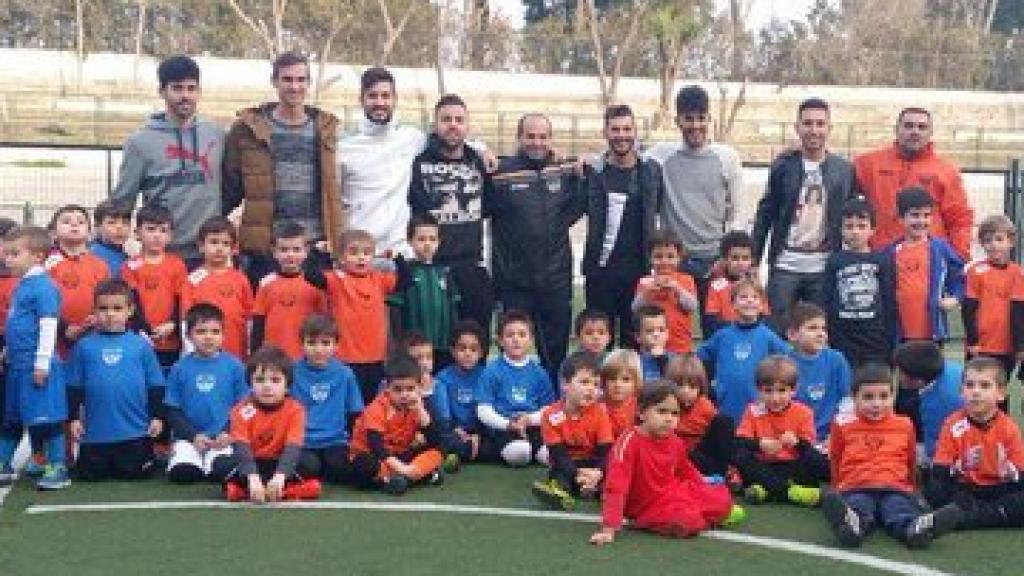 Gustavo Adolfo (en el centro) rodeado de canteranos del Betis, entre ellos Ceballos y Fabián, durante un campus