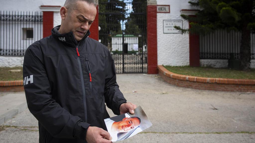 El padre de Brian exhibe una fotografía de su chico.