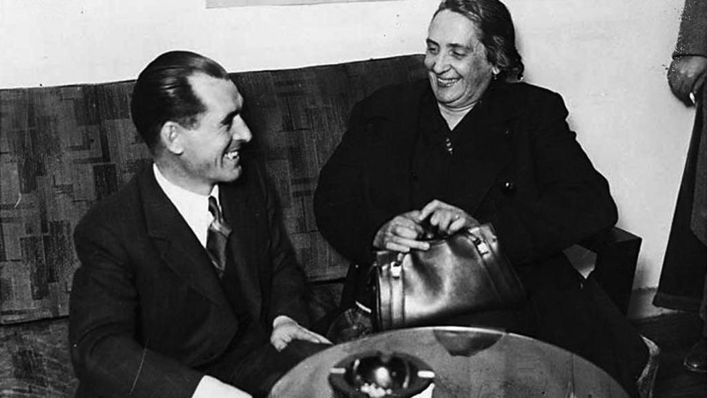 Uribe y La Pasionaria, tras ser nombrados diputados en 1936.