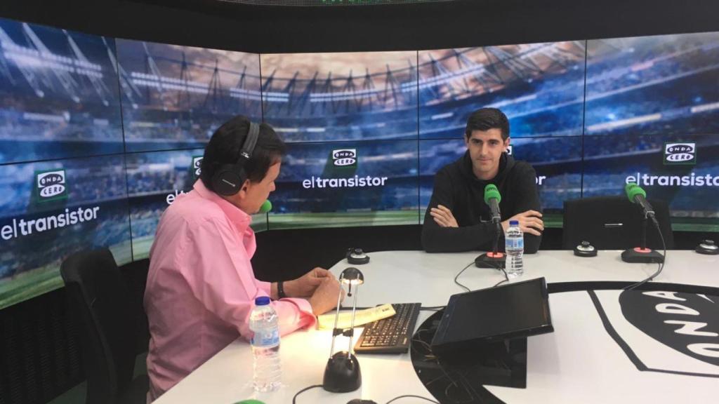 Courtois en El Transistor. Foto: Twitter. (@ElTransistorOC)