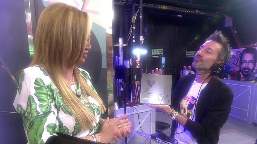 David Valldeperas muestra la original caja en la que va la invitación.