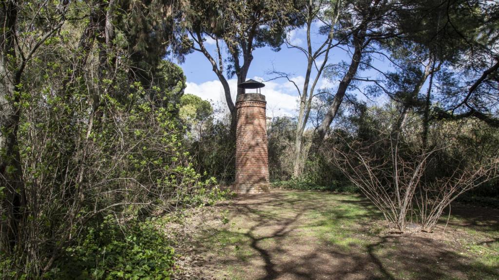 Una de las dos chimeneas con las que cuenta el refugio.