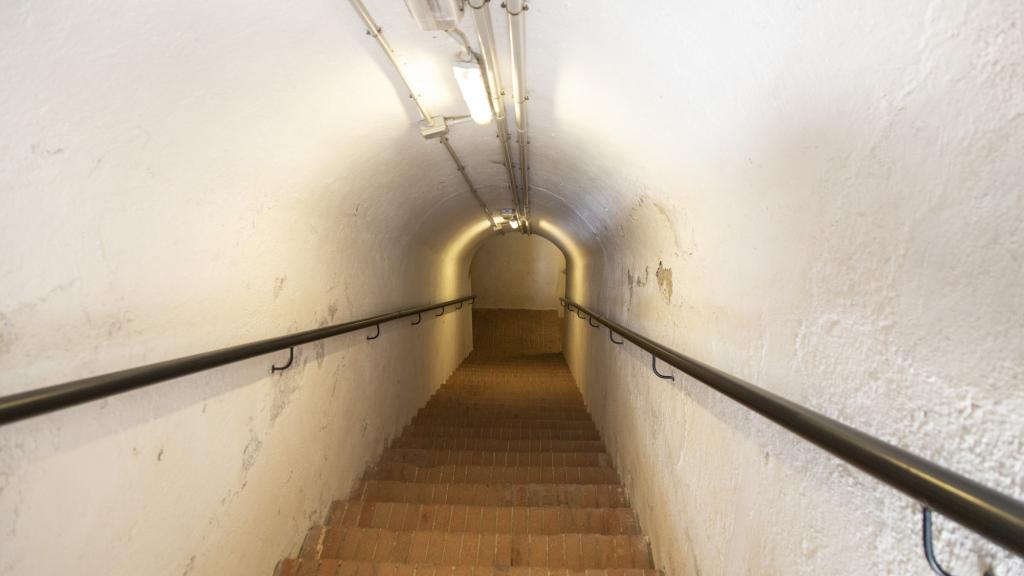 Al refugio se desciende por una escalinata de 54 escalones.