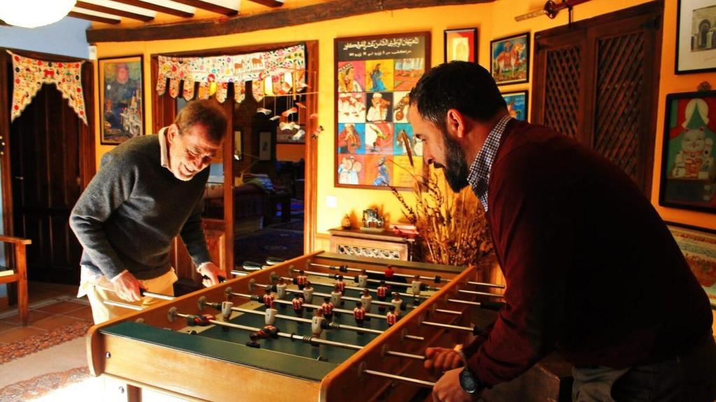 Dragó y Abascal jugando al futbolín.