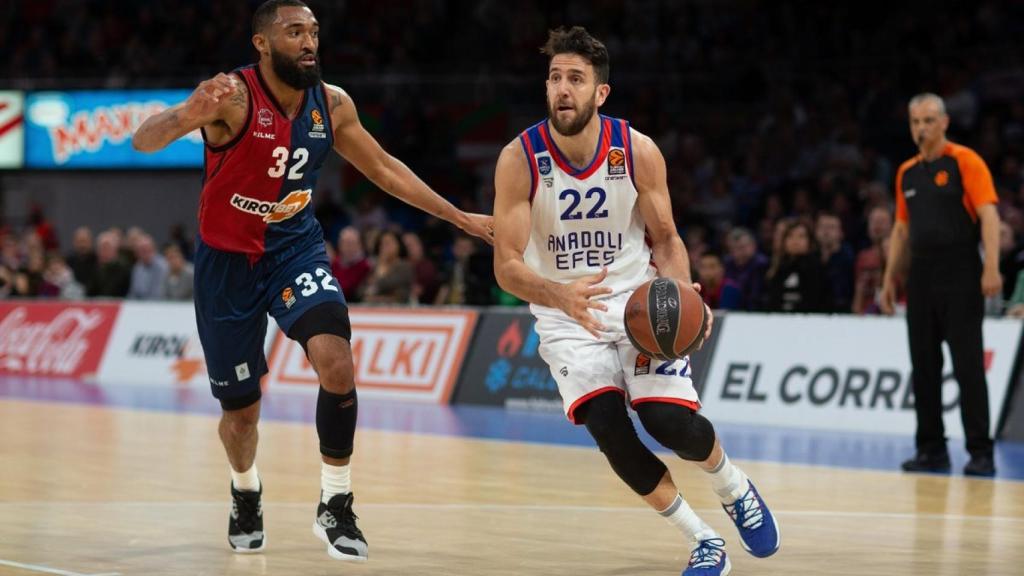 Micic controla el balón ante Hilliard. Foto: Twitter. (@AnadoluEfesSK)