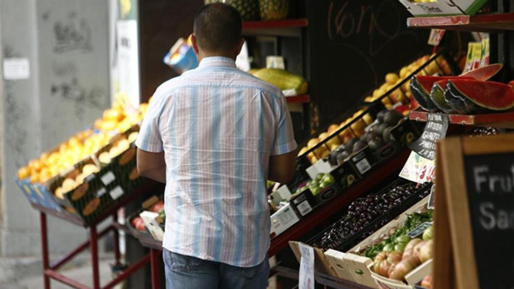 Imagen de archivo de una pequeña frutería.