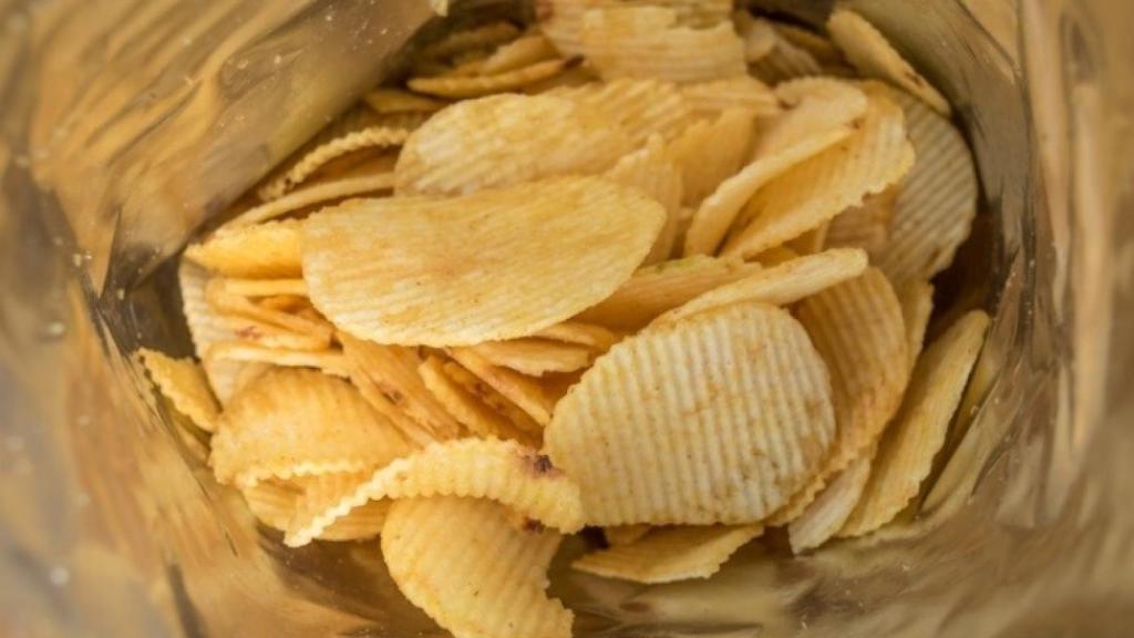 El interior de una bolsa de patatas fritas.