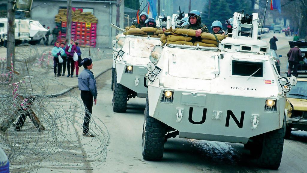 El capitán Fernando Álvarez, en primer plano, a bordo de uno de los vehículos de Naciones Unidas.