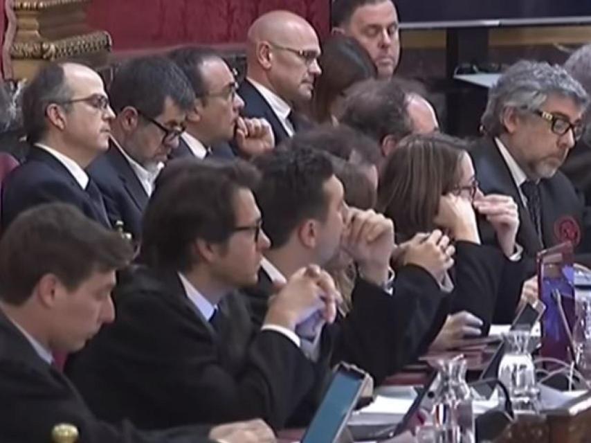Acusados y defensores en el juicio al 'procés'./