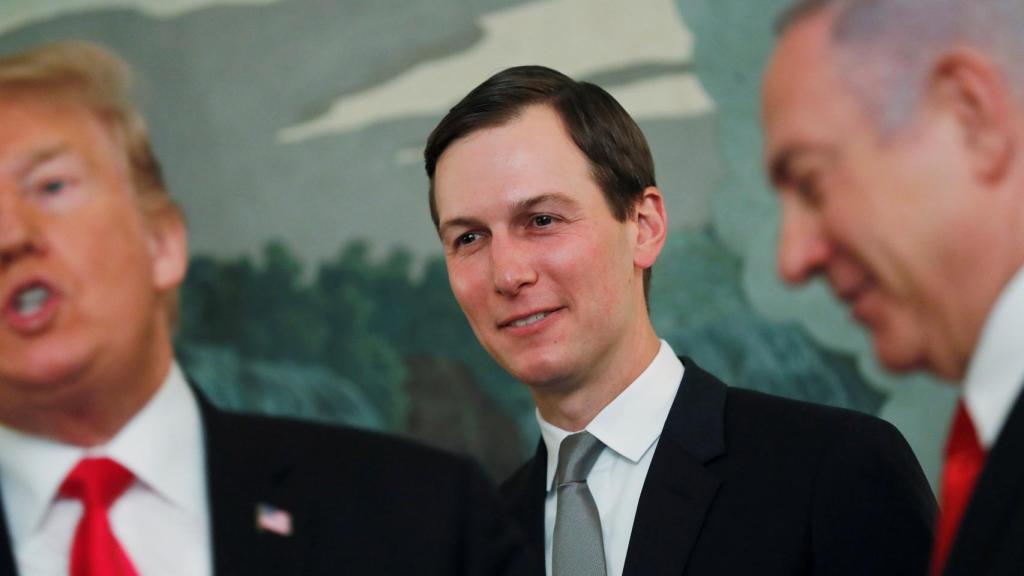 Jared Kushner detrás de Benjamin Netanyahu y Donald Trump en la Casa Blanca tras el reconocimiento de la soberanía israelí sobre los Altos del Golán.