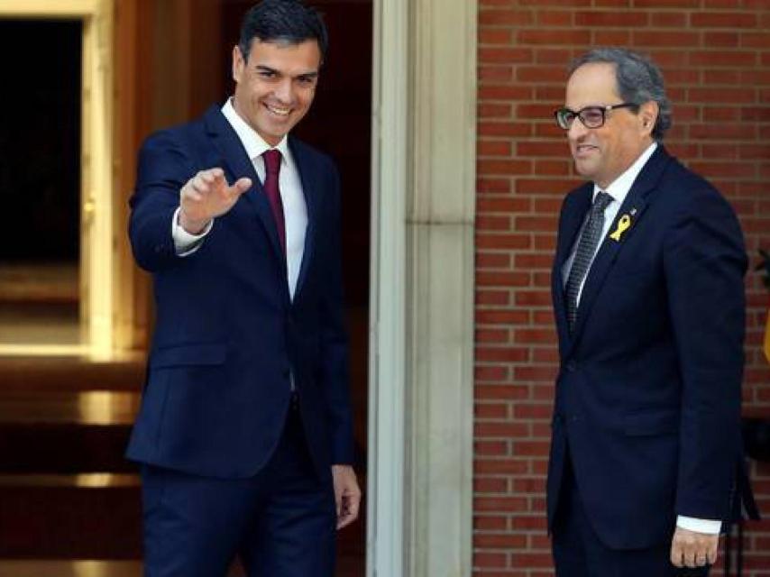 Pedro Sánchez recibe a Quim Torra, con lazo amarillo, en el palacio de la Moncloa.