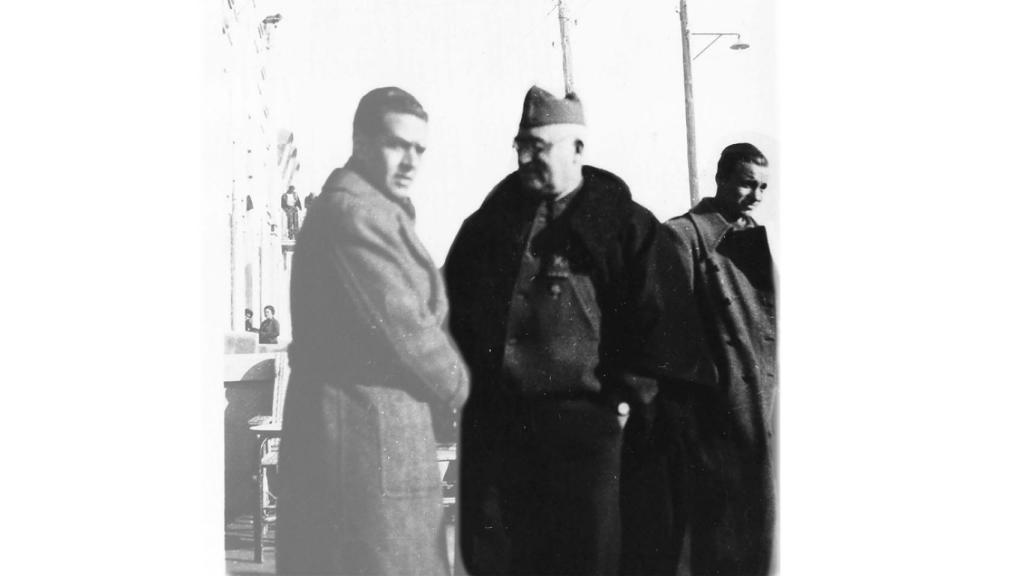 El general Miaja, en el centro; a la derecha, el entrevistado.