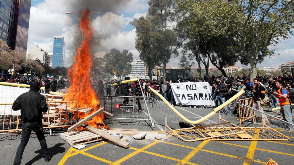 Fuego en la calle durante la protesta contra el acto de Vox.