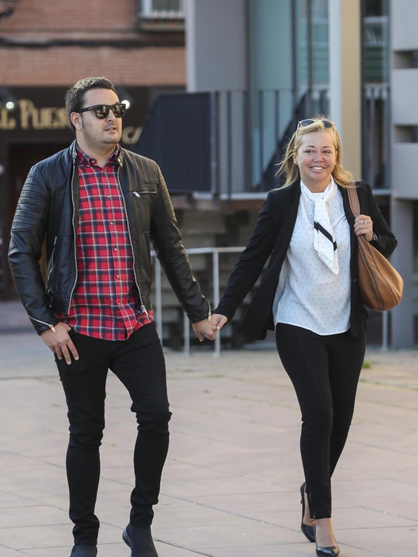 Belén Esteban de la mano de su prometido Miguel Marcos, entrando al juzgado en su lucha con Toño.