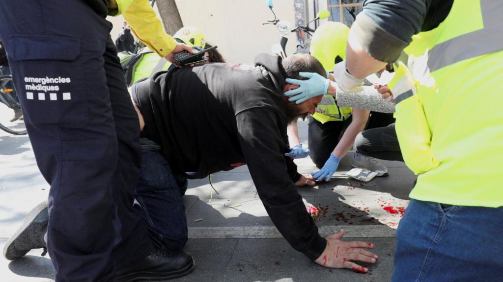 El hombre ha tenido que ser atendido por los servicios de emergencia.