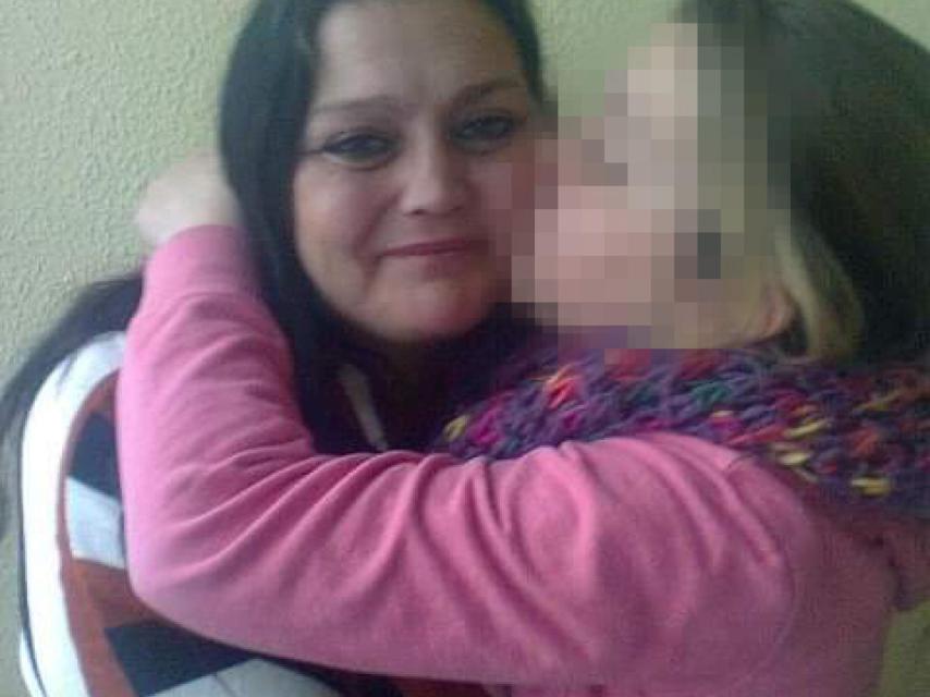 Josefa, con la más pequeña de sus hijas, que fue ofrecida al vecino condenado.