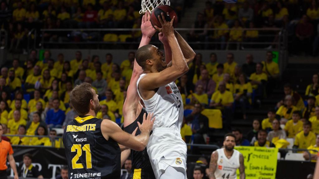 Anthony Randolph intenta anotar ante el Iberostar Tenerife