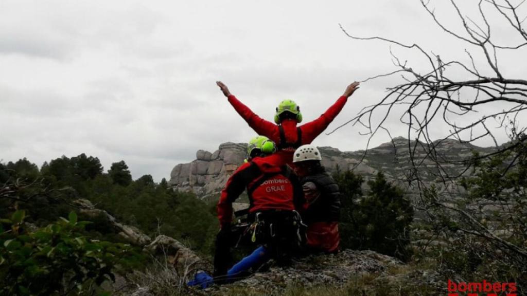 Los Bombers de la Generalitat atienden a un excursionista herido.