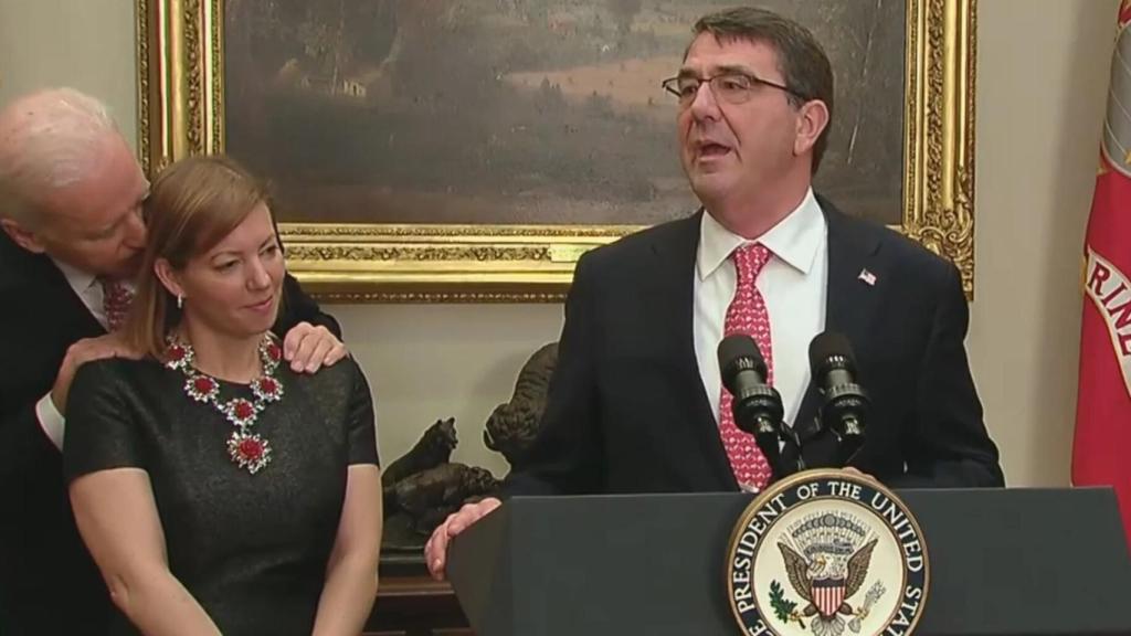 Joe Biden coge por detrás a Stephanie Carter, esposa del exsecretario de Defensa, Ash Carter.