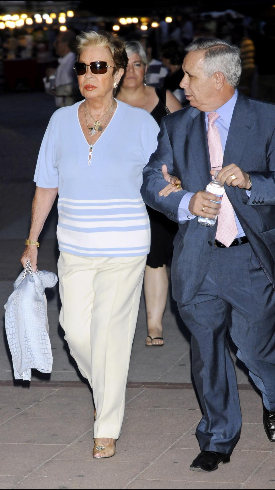 Lina junto a su mano derecha en 2009.