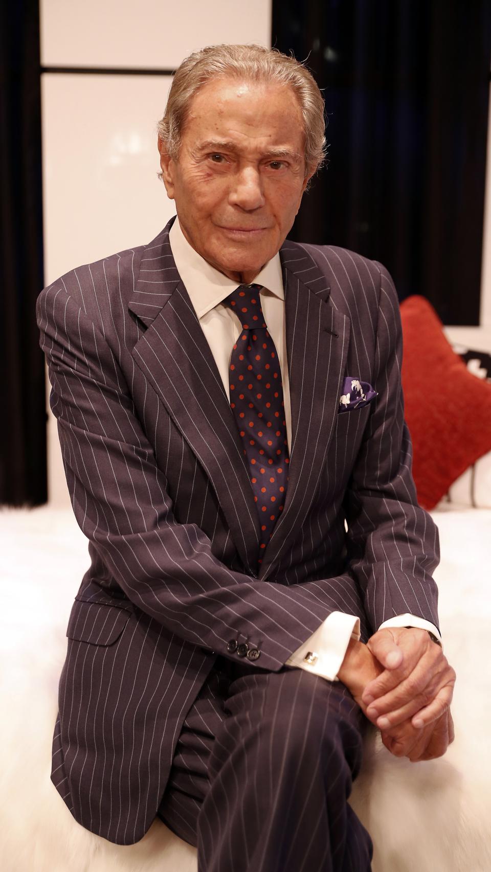 Arturo Fernández cancela sus funciones por un problema lumbar.