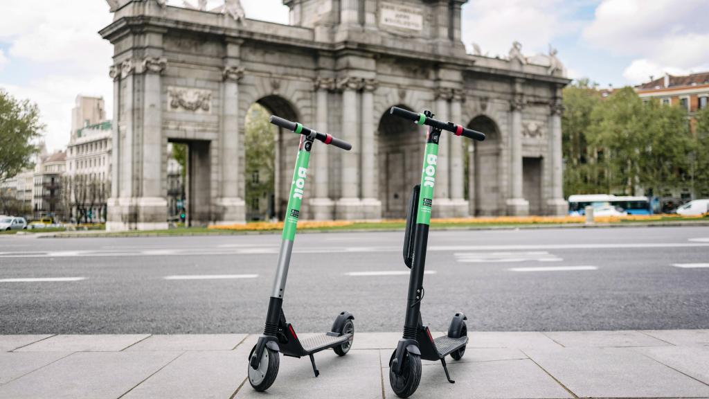 Patinetes de Bolt frente a la Puerta de Alcalá.