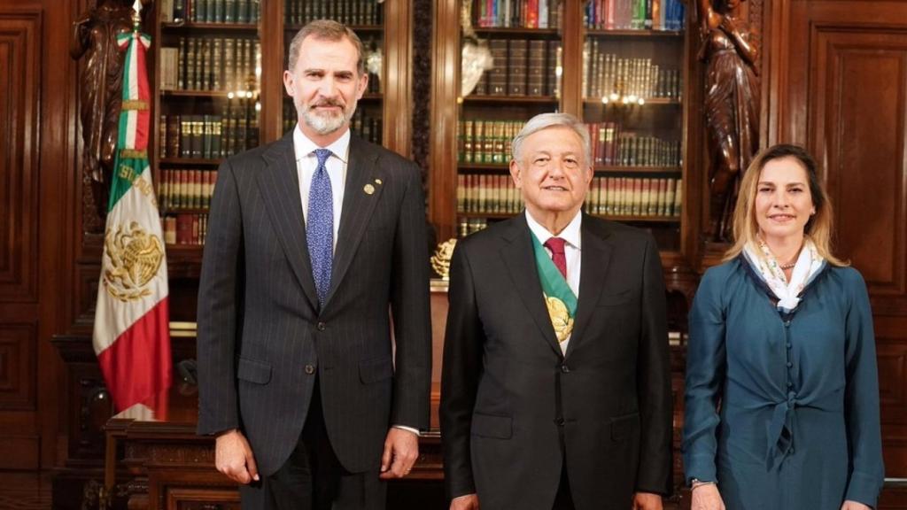 Felipe VI junto a López Obrador y su mujer en la toma de posesión.