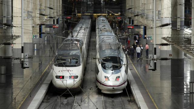 Dos trenes de alta velocidad de Renfe.