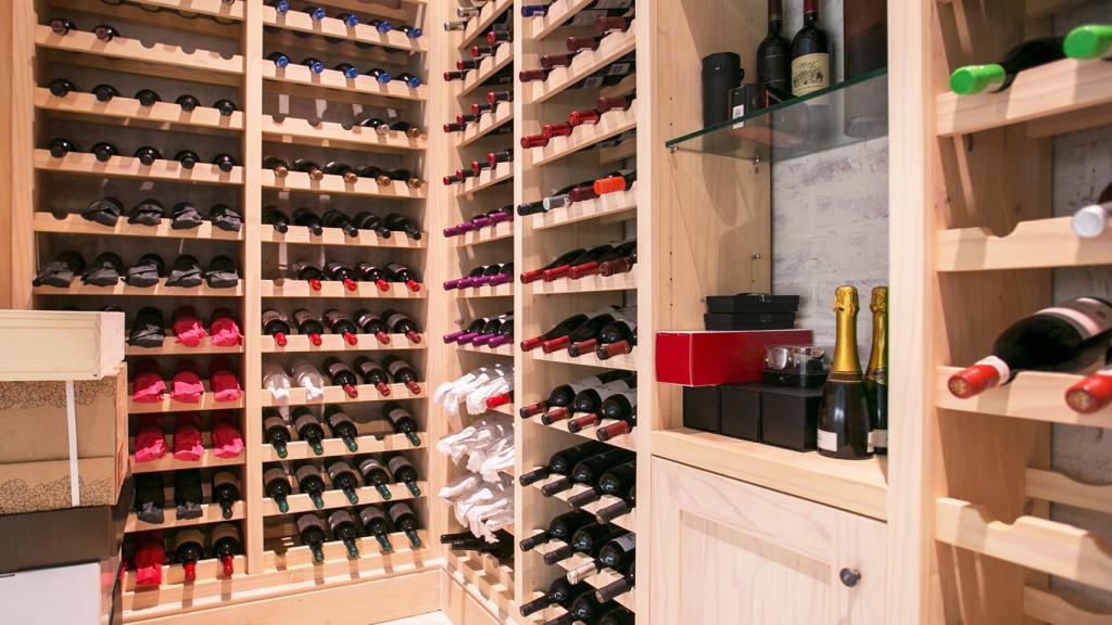 Para qué quieres un vestidor si puedes tener una bodega.