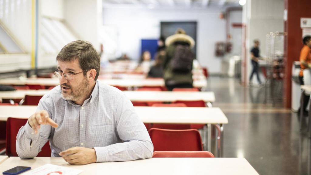 Urquizu, en la cafetería de la facultad de Ciencias de la Información de la Complutense.