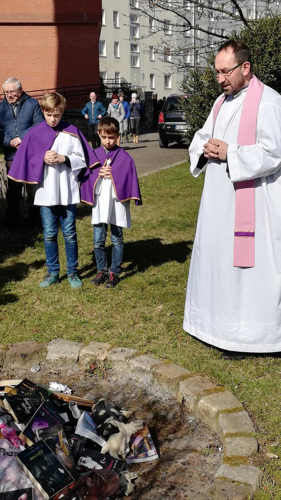 'SMS desde el cielo' en la quema de libros.